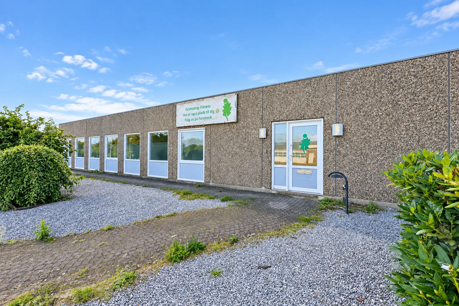 Indgangen til Grimstrup Fitness på Ravnsøvej 2
